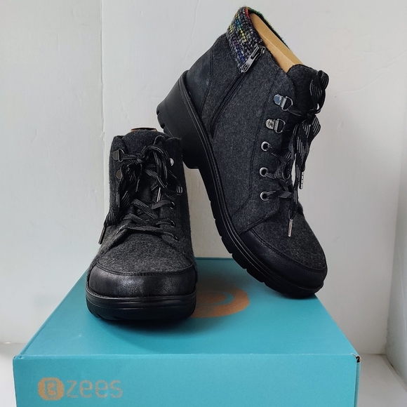 BEEZEES Brooklyn Boots 10 Black-Rain Chelsea Ankle NIB - Picture 2 of 10